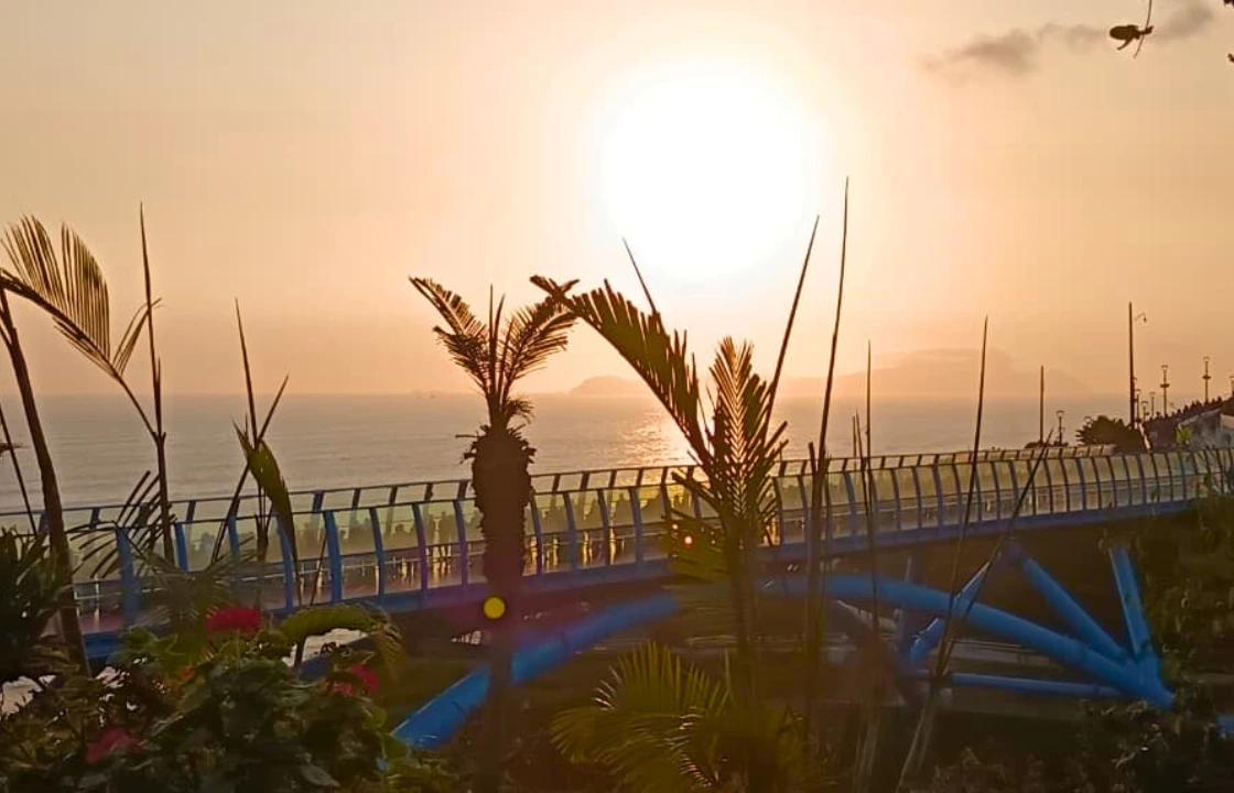 Miraflores-Barranco Peace Bridge portrait | Peruvian Sunrise