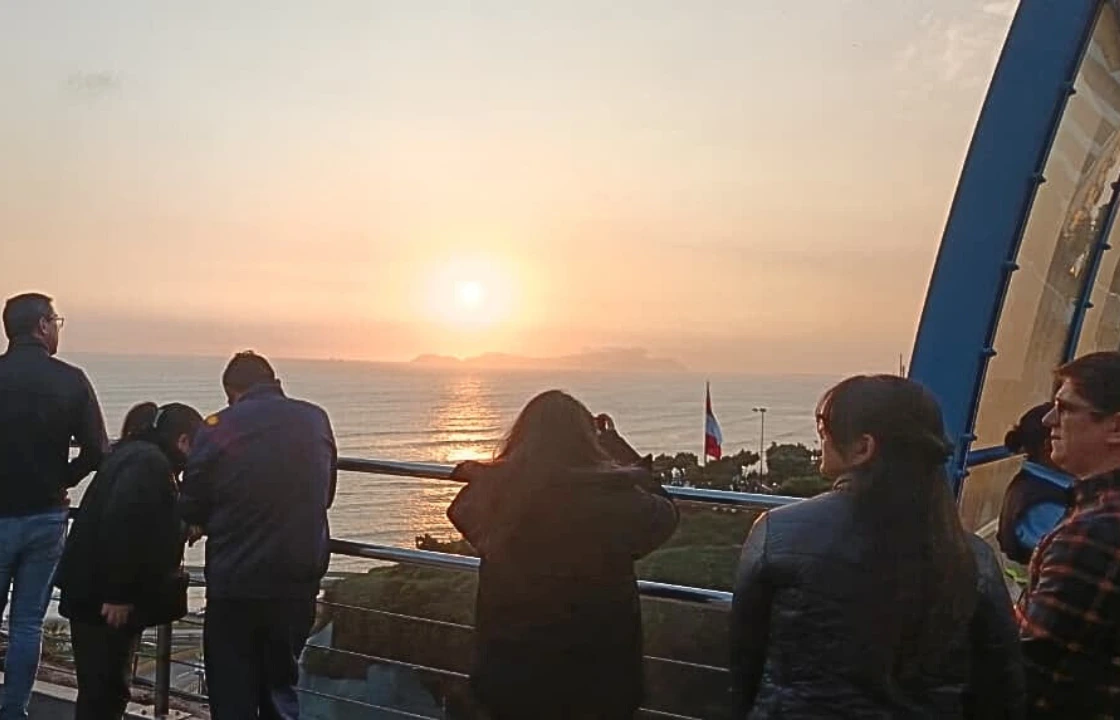 Miraflores-Barranco Peace Bridge Sunset | Peruvian Sunrise