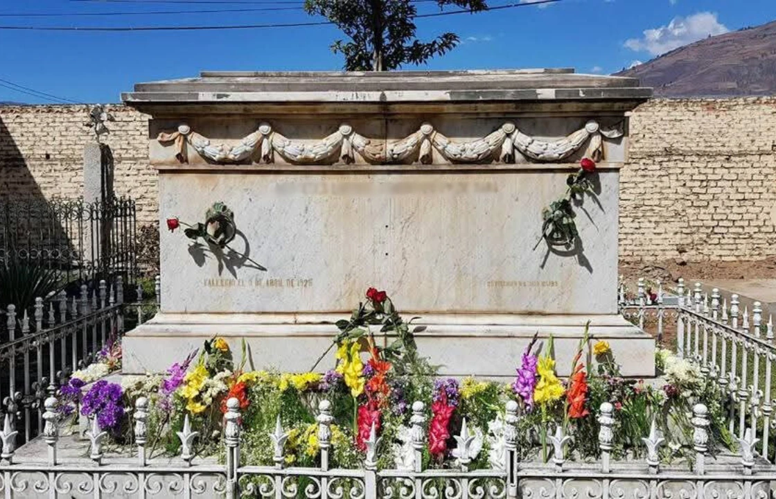 Day of the Death Peru decorating relatives graves | Peruvian Sunrise