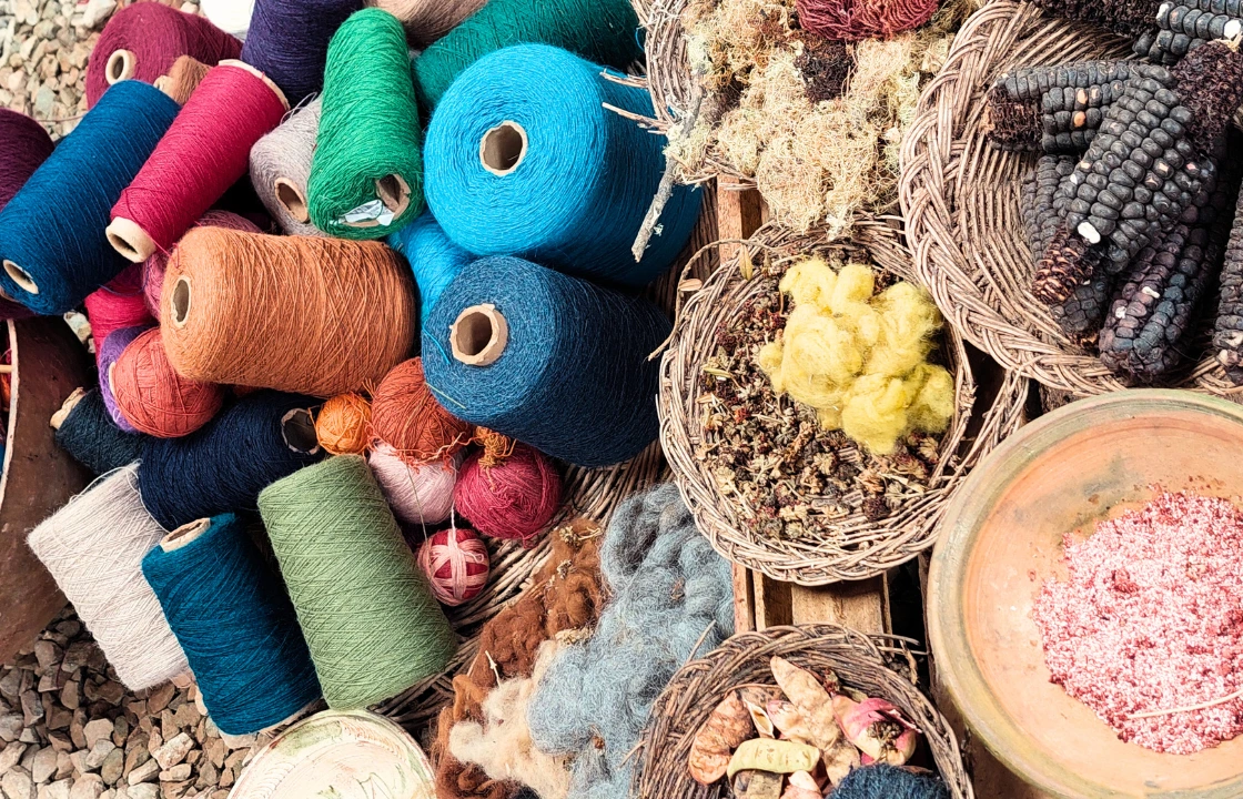Traditional Peruvian Clothing: Dyed threads | Peruvian Sunrise