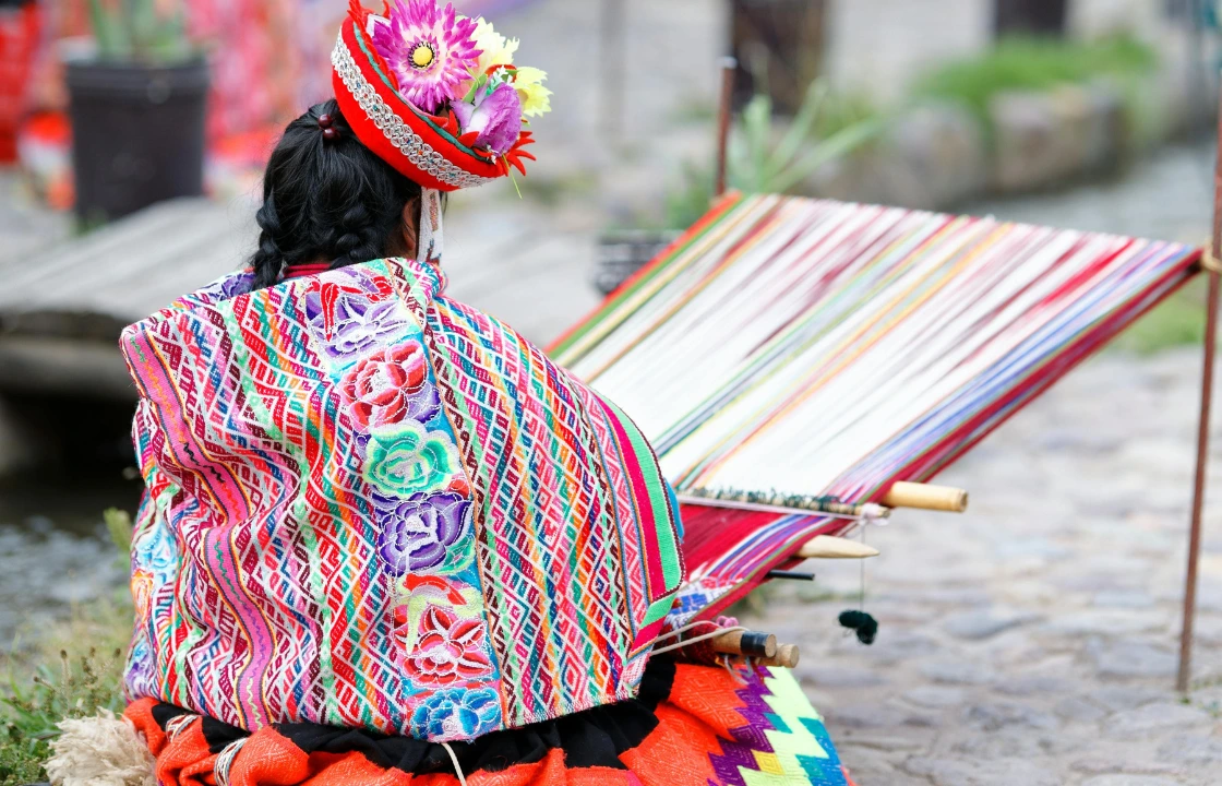Traditional Peruvian Clothing: Weaving | Peruvian Sunrise