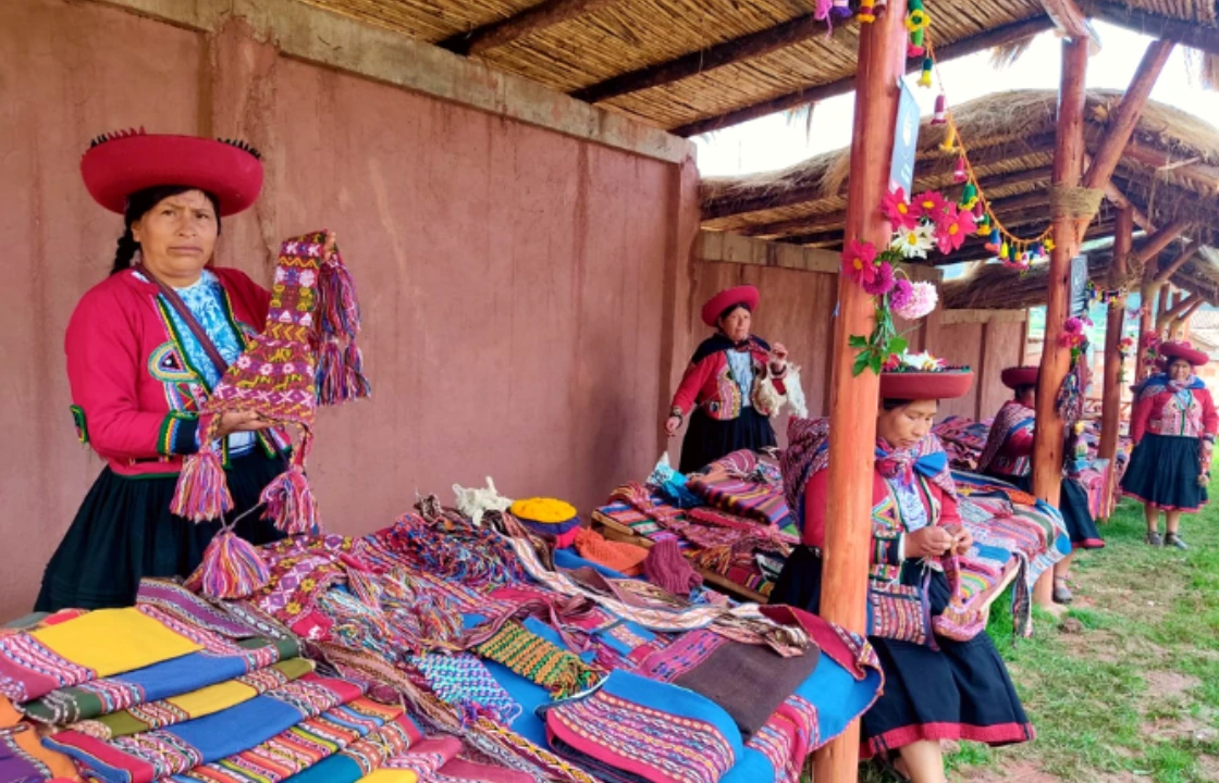 Urpis de Antaquillka Traditional Peruvian Clothing | Peruvian Sunrise