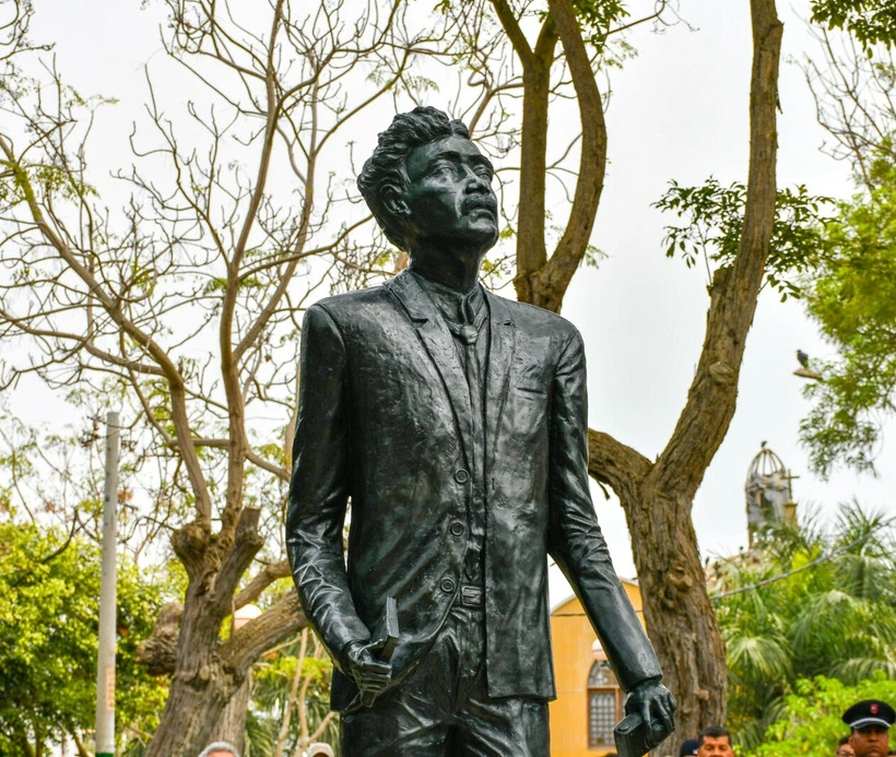 Statue Jose Maria Eguren Peruvian Poet | Peruvian Sunrise