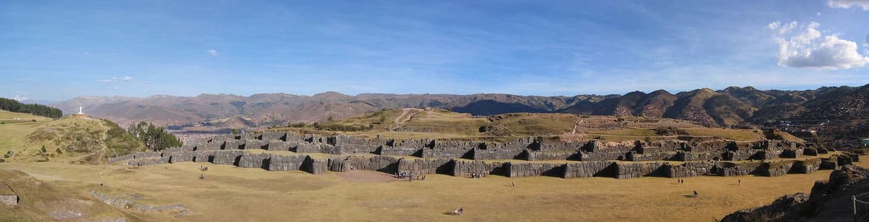 Vista de Sacsayhuamán Darkmagic (CC BY-SA) E