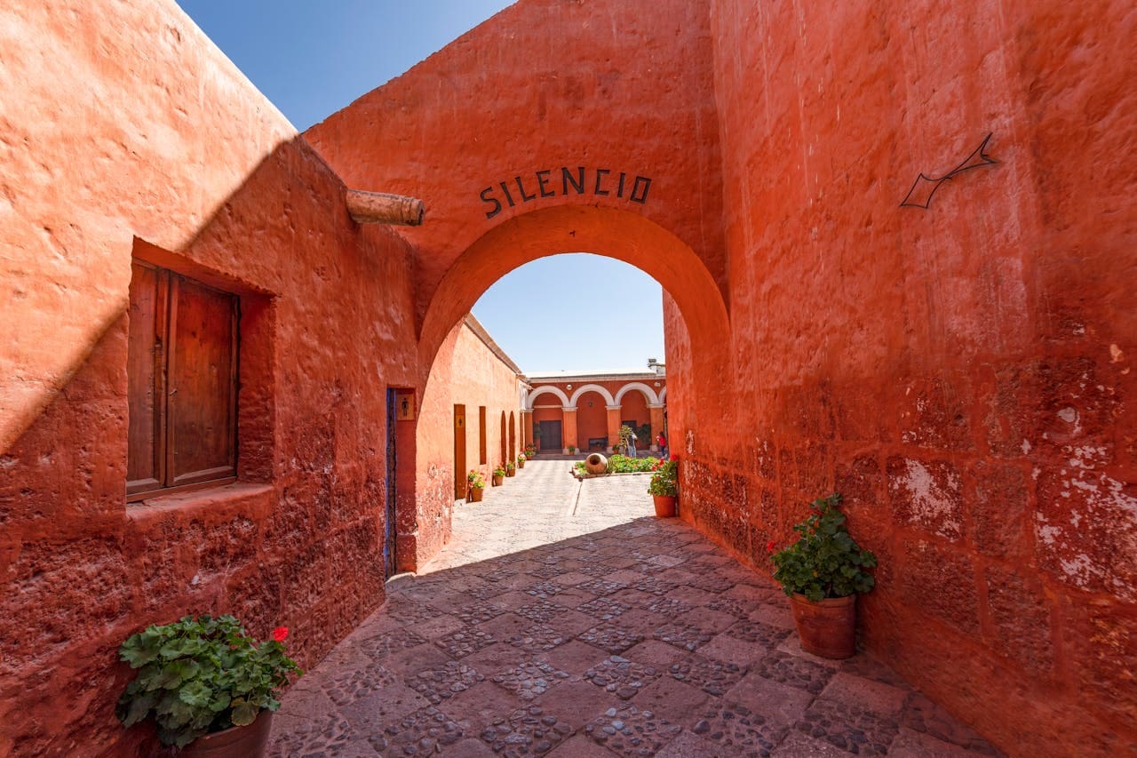 Top 15 Things to Do in Arequipa, Santa catalina Monastery | Peruvian Sunrise